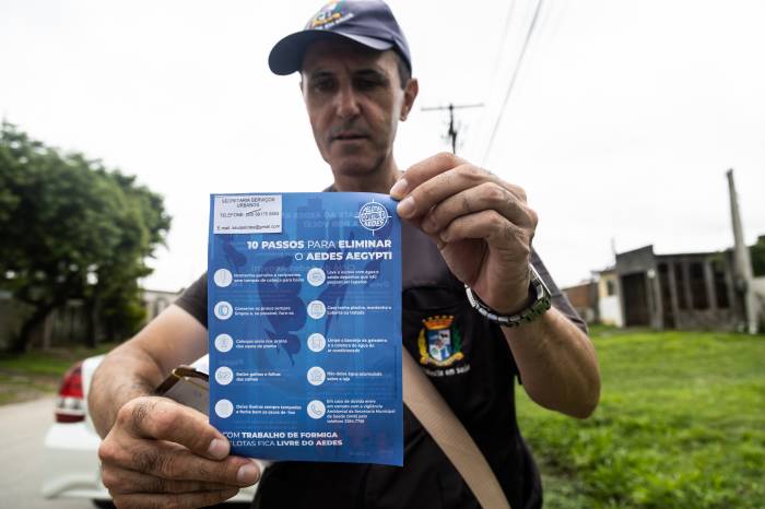 Agentes da SMS e contingentes do Exército orientam moradores a descartar resíduos para recolhimento na segunda-feira