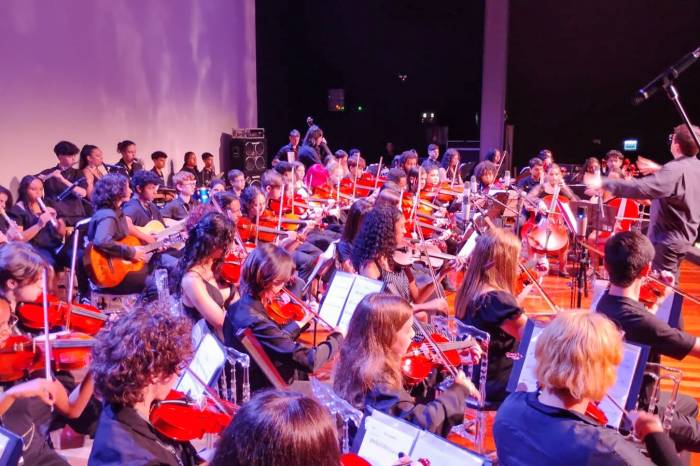 Auditório do Sicredi foi palco de concerto para 40 jovens das Orquestras Estudantis Municipal e do Areal