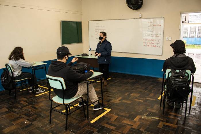 Em formato híbrido, estudantes do 6º ao 9º anos da rede municipal de ensino voltaram às atividades na sala de aula nesta quarta-feira