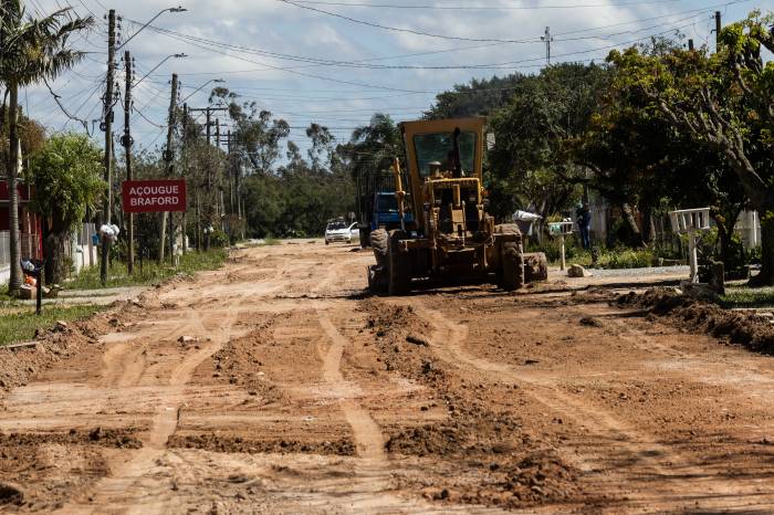 Equipes deram início ao trabalho de patrolamento nas vias por onde passa o transporte coletivo