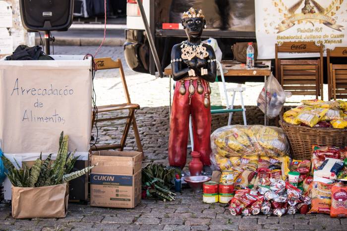 Programação no Largo do Mercado ocorre em homenagem ao Dia de São Jorge. Alimentos e roupas estão sendo arrecadados