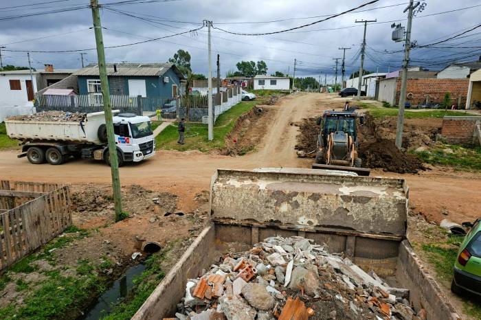 Serão usados 450 metros quadrados de saibro em pavimento que está cedendo na rua Maximiliano Pombo Cirne, no Areal Fundos