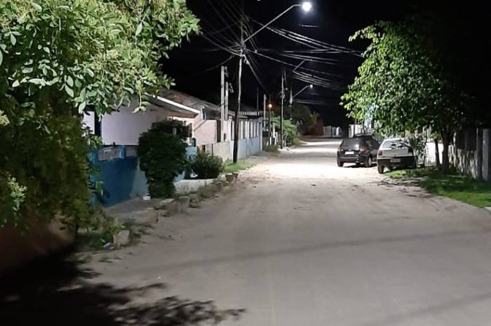 Rua Augusto de Saint Hilaire, no Areal, recebe 15 luminárias do novo sistema