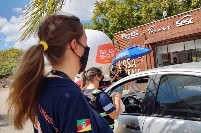 Detran-RS e Prefeitura orientam condutores de veículos e alguns pedestres sobre a importância de não dirigir após consumo de bebida alcoólica