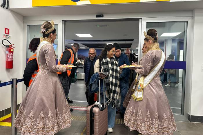 Quem desembarcou em Pelotas, oriundo de Guarulhos nesta quinta-feira (11), recebeu uma recepção com doces e comitiva formada pela corte da Fenadoce