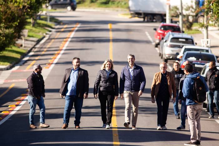 Prefeita Paula, o vice-prefeito Idemar e o deputado Daniel Trzeciak, autor das emendas com o recurso para a obra, entregaram as melhorias para a comunidade. Investimento foi superior a R$ 1,2 milhão