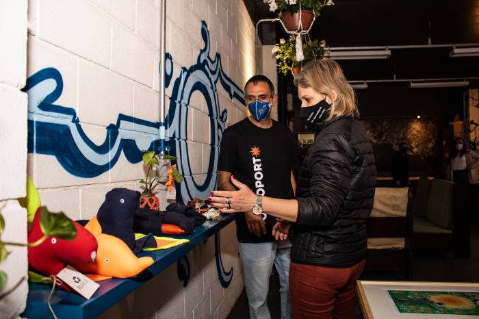A publicação em formato impresso e digital conta com 1.813 obras de 921 artistas. O evento de lançamento foi realizado neste sábado (26), na sede da Associação OTROPORTO