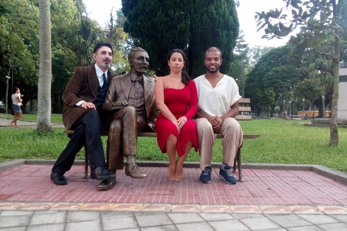 O curta metragem, que tem sido premiado em festivais do Brasil e do exterior, dá vida à estatua de bronze em tamanho natural instalada na praça Coronel Pedro Osório