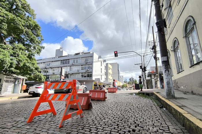 Obras na Floriano/Santa Tecla, a partir de segunda-feira (3), geram ajustes no transporte coletivo