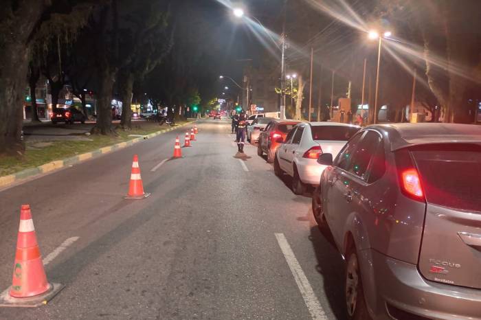 Ação conjunta da Prefeitura e Brigada Militar realizou fiscalização do trânsito e apoio às secretarias de Urbanismo e Saúde na vistoria de estabelecimentos