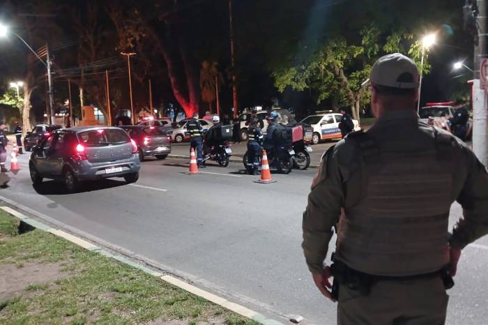 Ações conjuntas reforçam segurança com fiscalizações de trânsito, abordagens e prisões