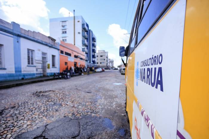 Mais de cem macacões impermeáveis foram distribuídos em abordagens exclusivas, além de café e alimentos e atendimentos em saúde na unidade móvel