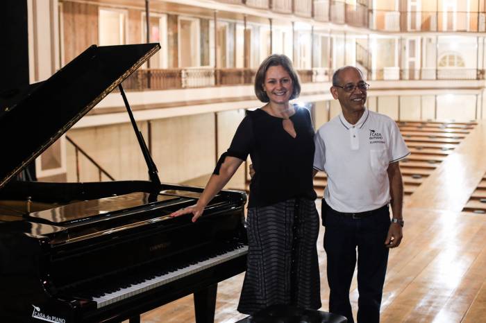 Prefeita Paula Mascarenhas recebeu o instrumento, que passou 15 meses na Casa de Piano de Brasília e foi completamente restaurado pelo pelotense Rogério Resende
