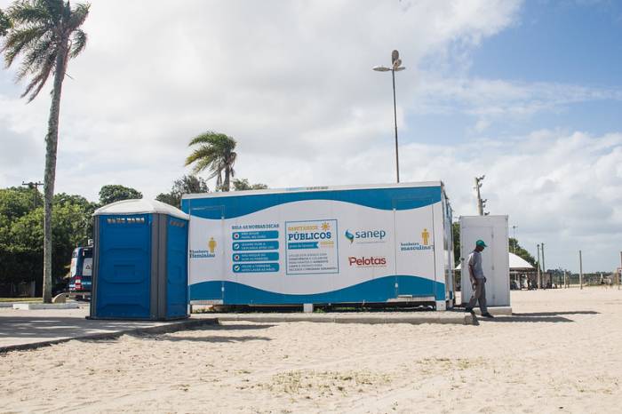 Um dos conjuntos de banheiros, instalado próximo ao Quiosque Casa de Praia, será transferido nesta sexta-feira
