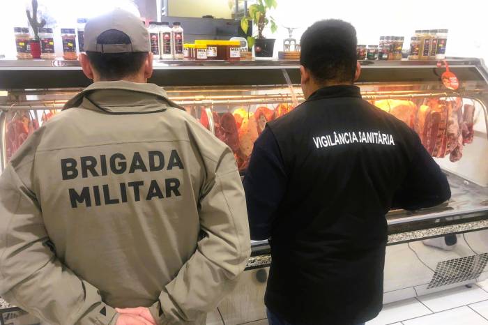 Fiscalização recolhe charque artesanal, carne de frango temperada e carnes bovinas resfriadas em processo de congelamento em um açougue e em um supermercado