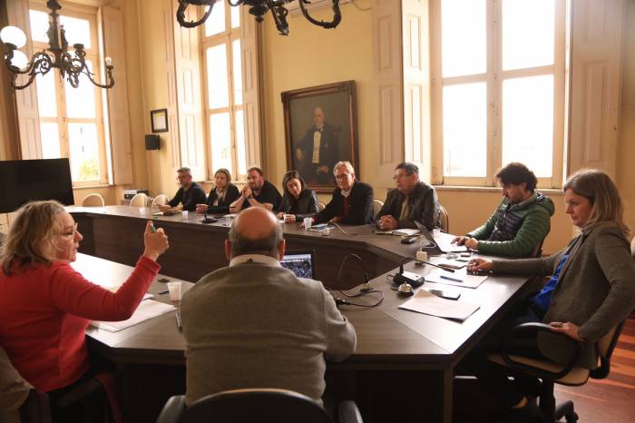 Paula e o grupo técnico realinharam projetos e recursos de financiamentos para novas obras no município