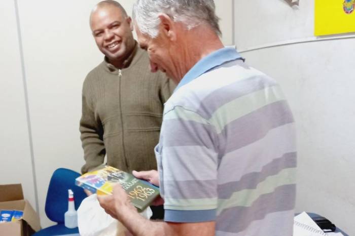 População em situação de vulnerabilidade, que recebe cesta básica da Prefeitura, passa a levar, também, livros para casa