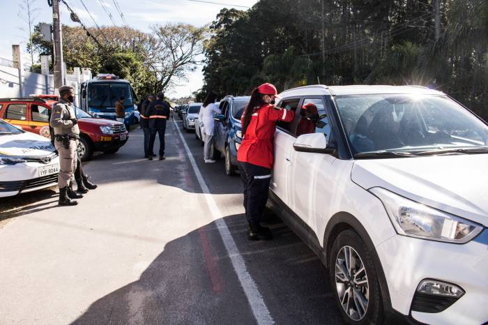 Numa das ações, quase mil pessoas receberam orientações sobre distanciamento social e uso de máscara