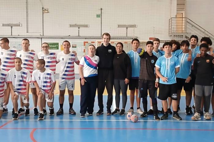 Iniciativa é voltada à formação esportiva e cidadã por meio do handebol
