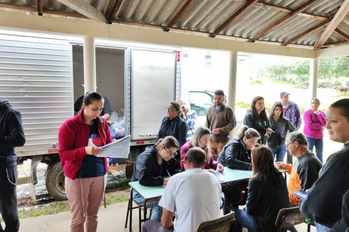 Moradores da zona rural, localidade do Alto do Caixão, receberam cestas básicas e obra de ampliação do dique do Pontal da Barra para contenção de alagamentos  foi concluída