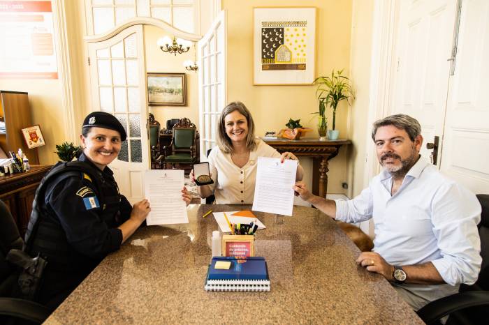 Prefeita assina documento que reconhece a trajetória de guardas aposentados ou mortos em serviço