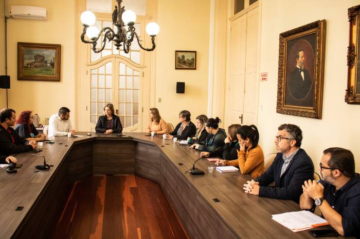 Paula reúne-se com vereadores e representantes de entidades para tratar da proposta que retira exigência de renovação de laudo médico a deficientes permanentes para acesso a benefícios concedidos pelo Município