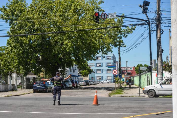 Até a tarde desta segunda-feira (17), somente dois equipamentos, na avenida Bento Gonçalves, permaneciam queimados. Outro, na rua 15 de Novembro com Tiradentes, estava fora de operação por problema de energia elétrica