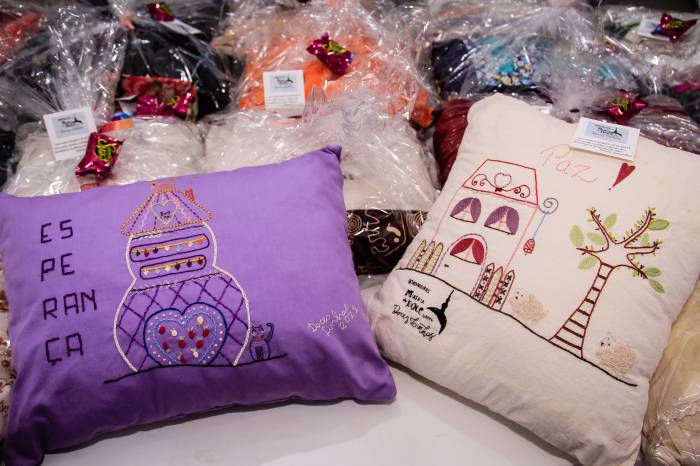 Artesãs do serviço vinculado à Prefeitura receberam almofadas oferecidas por um grupo de extensão da UFPel