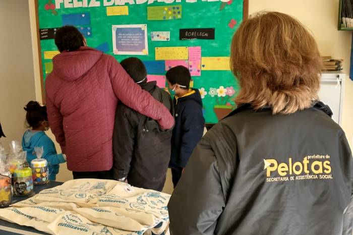 Crianças do Serviço de Conveniência e Fortalecimento de Vínculos da Prefeitura fazem surpresa para suas mães