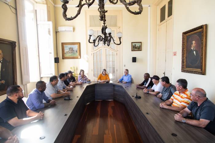 Reunião de trabalho na presença da nova secretária interina teve como objetivo fortalecer união e otimizar o trabalho, a fim de que possam ser feitas mais entregas para a população