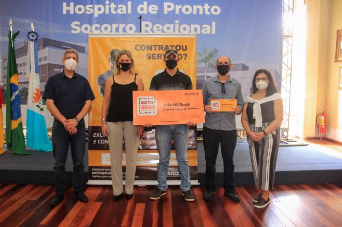 Lourival Miranda, ganhador do 1º lugar, recebeu R$ 3 mil, em cerimônia simbólica