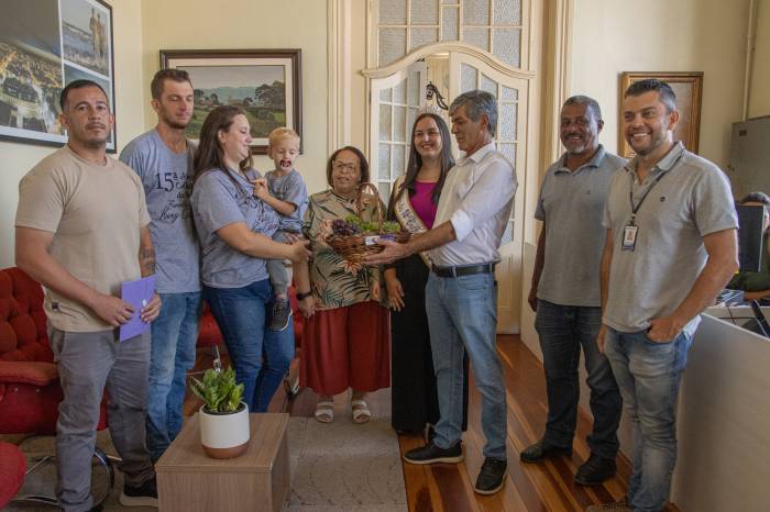 Produtores presenteiam Marroni e Daniela com cestas da fruta nas variedades Niágara branca e rosa