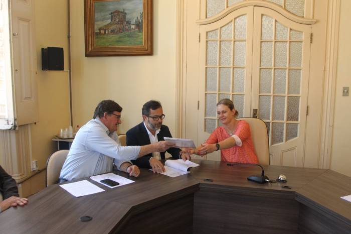 Prefeita Paula acolheu a proposta elaborada por grupo de trabalho formado por lideranças locais