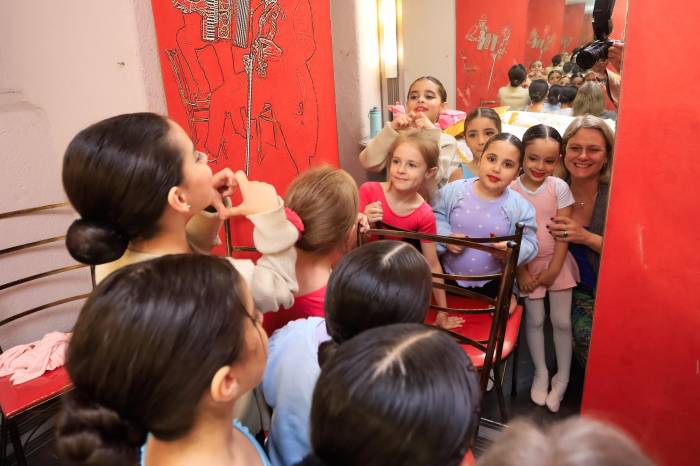 Montagem do grupo Ballet de Pelotas conta com bailarinas do projeto do município A Magia da Dança