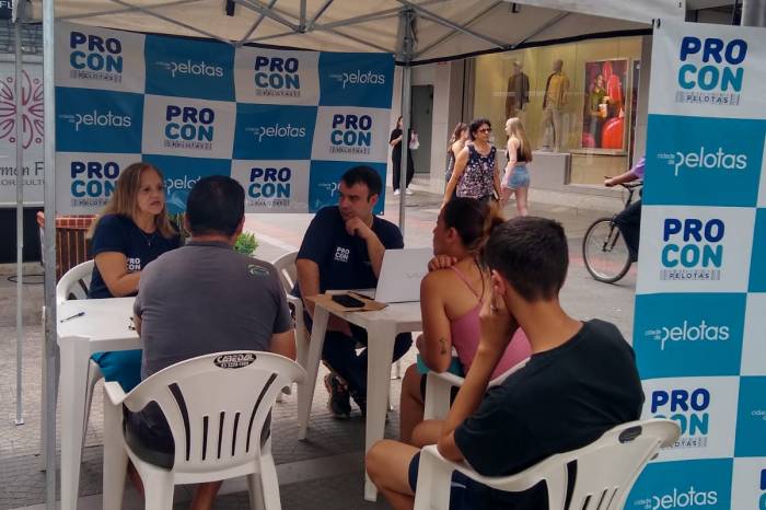 Equipe presta atendimento e consultoria à população