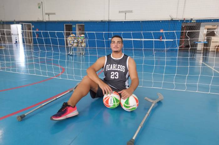 O jovem Arthur Campos compõe a equipe de paratletismo da Prefeitura de Pelotas desenvolvido no Ginásio Municipal