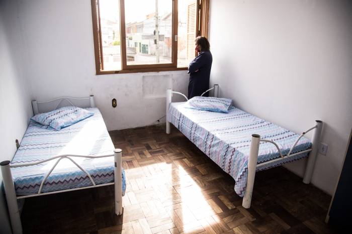 A casa, inaugurada há nove meses, é mantida pelo Município e uma segurança aos adolescentes abrigados que se tornaram adultos
