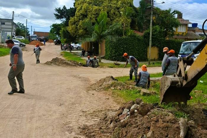 Equipe da Secretaria de Serviços Urbanos e Infraestrutura deu continuidade nesta segunda-feira (9) em serviços de desobstrução de valetas e ensaibramento em três ruas