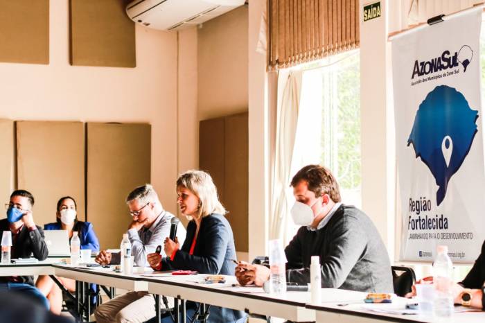 A gestora pelotense apresentou a experiência do Município na área da segurança pública e o trabalho desenvolvido pelo Pacto Pelotas pela Paz em reunião presencial dos prefeitos da Azonasul