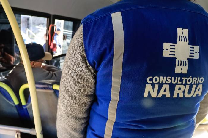 Haverá atendimento em saúde, exclusivo para pessoas em situação de rua, todas as quartas-feiras, das 9h às 11h30min, no ônibus fixado em frente à praça Coronel Pedro Osório