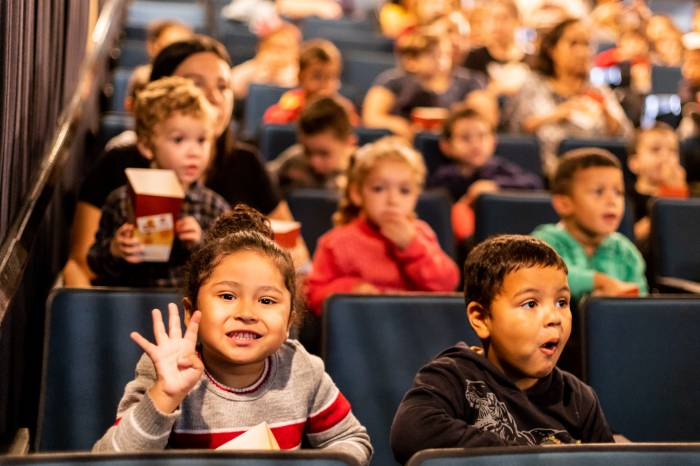 Exibição gratuita de filmes, na praça da Alfândega, mobiliza alunos de dois a 14 anos de escolas do Município
