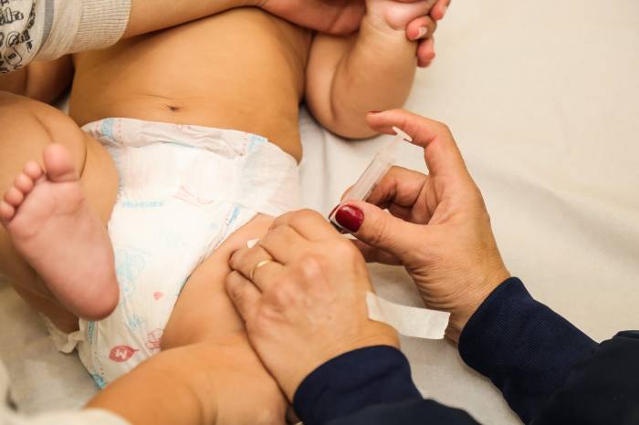 Profissionais da saúde e crianças de seis meses a menores de cinco anos podem se vacinar contra gripe e sarampo em Pelotas. Idosos com 60 anos ou mais também integram a campanha de imunização contra Influenza