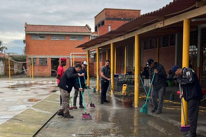 Equipes trabalham na limpeza e reestruturação do local que serviu de abrigo durante as enchentes
