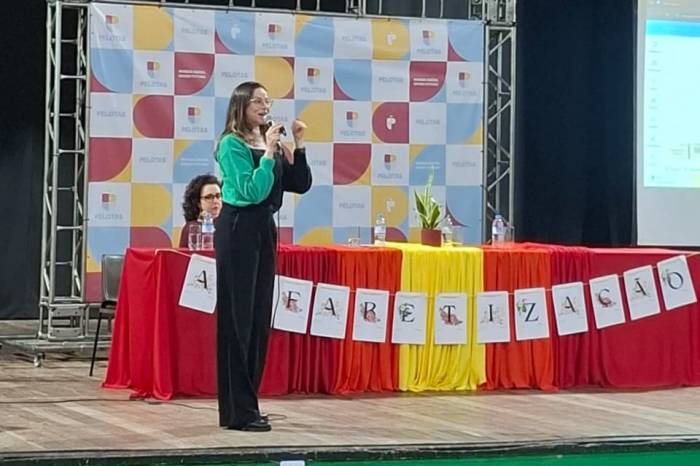 Evento promovido pela Secretaria de Educação recebeu a Profª Drª Renata Sperrhake