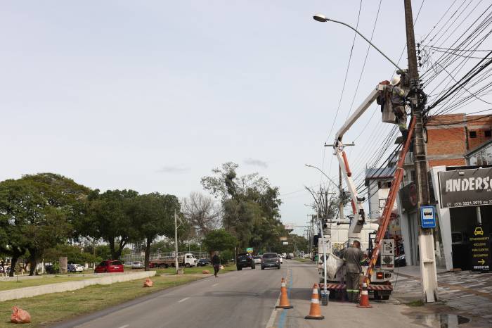 Praça 20 de Setembro e avenida Duque de Caxias já estão recebendo o novo sistema de iluminação pública