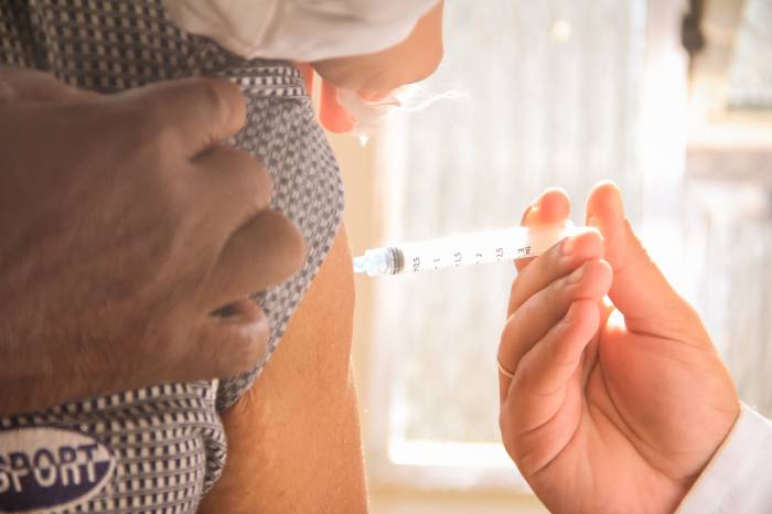 Imunização foi para pessoas com 72 e 73 anos ou mais. Público de 71 anos receberá a 2ª dose na segunda-feira (3)