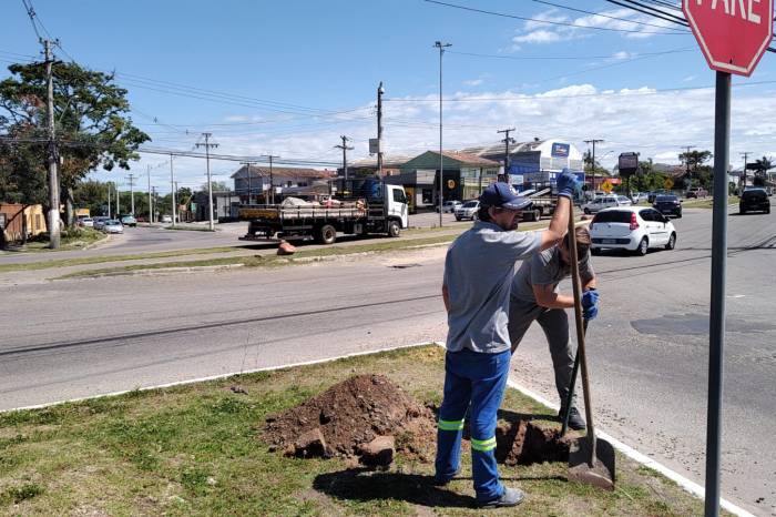 Já está em andamento a fixação de colunas que vão sustentar os equipamentos em diferentes pontos da área urbana