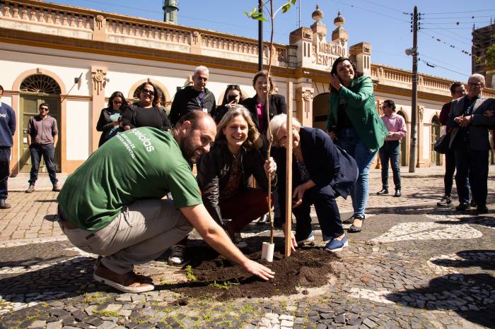 Prefeita participou do evento que distribuiu mais de 500 mudas de árvores nativas gratuitamente para a população