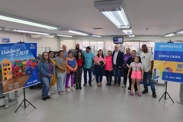 Secretário de Habitação acompanhou assinatura de contratos e entrega de chaves às seis primeiras famílias, de um total de 288 que serão beneficiadas