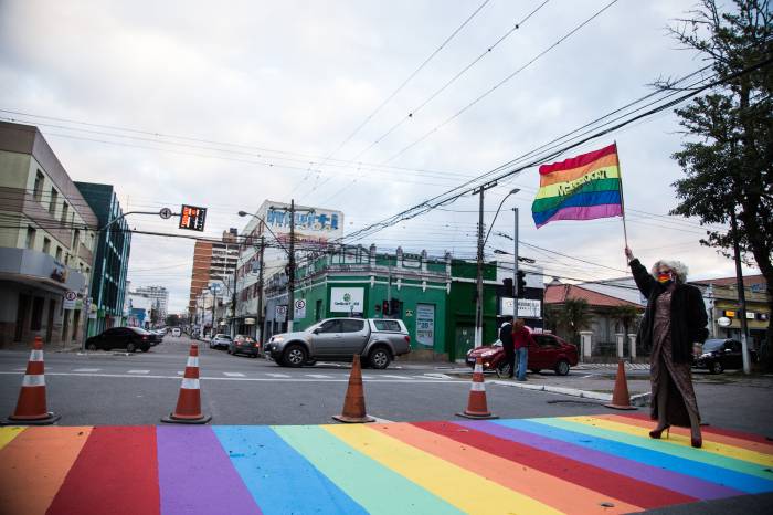 Intervenção urbana no cruzamento da Bento Gonçalves com Andrade Neves foi pintada nas cores da bandeira da diversidade, como fizeram diversos países do mundo